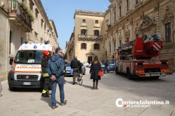 Dipendenti Axa sul tetto di Santa Croce - Corriere Salentino
