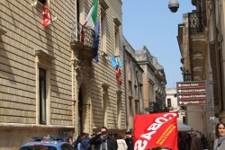 Dipendenti Axa sul tetto di Santa Croce - Corriere Salentino