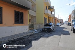 Brucia la Citroen di una coppia di Ugento, due settimane fa andò in fumo il loro furgone: si indaga - Corriere Salentino