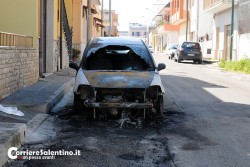 Brucia la Citroen di una coppia di Ugento, due settimane fa andò in fumo il loro furgone: si indaga - Corriere Salentino