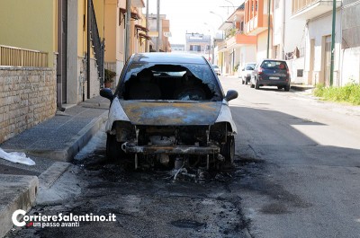 Ugento-incendio--auto-via-Ugo---Foscolo-(2)
