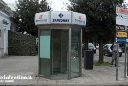 Smontano bancomat e lo caricano in auto: furto riuscito a Zollino. È la quarta volta in un mese e mezzo - Corriere Salentino