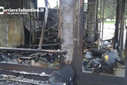 Raid incendiario contro chiosco di fiori, sequestrata una bottiglia con residui di benzina: ingenti i danni - Corriere Salentino