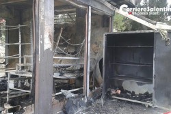 Raid incendiario contro chiosco di fiori, sequestrata una bottiglia con residui di benzina: ingenti i danni - Corriere Salentino