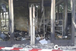 Raid incendiario contro chiosco di fiori, sequestrata una bottiglia con residui di benzina: ingenti i danni - Corriere Salentino