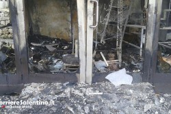 Raid incendiario contro chiosco di fiori, sequestrata una bottiglia con residui di benzina: ingenti i danni - Corriere Salentino
