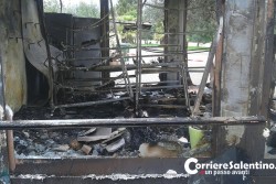 Raid incendiario contro chiosco di fiori, sequestrata una bottiglia con residui di benzina: ingenti i danni - Corriere Salentino