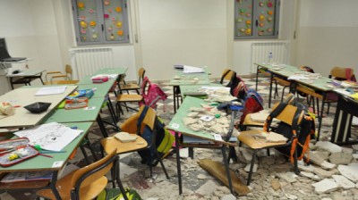 crollo scuola calcinacci
