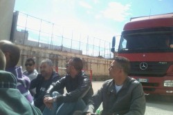 Lavoratori ex Bat bloccano il camion della Iacobucci, nel pomeriggio interviene la digos - Corriere Salentino