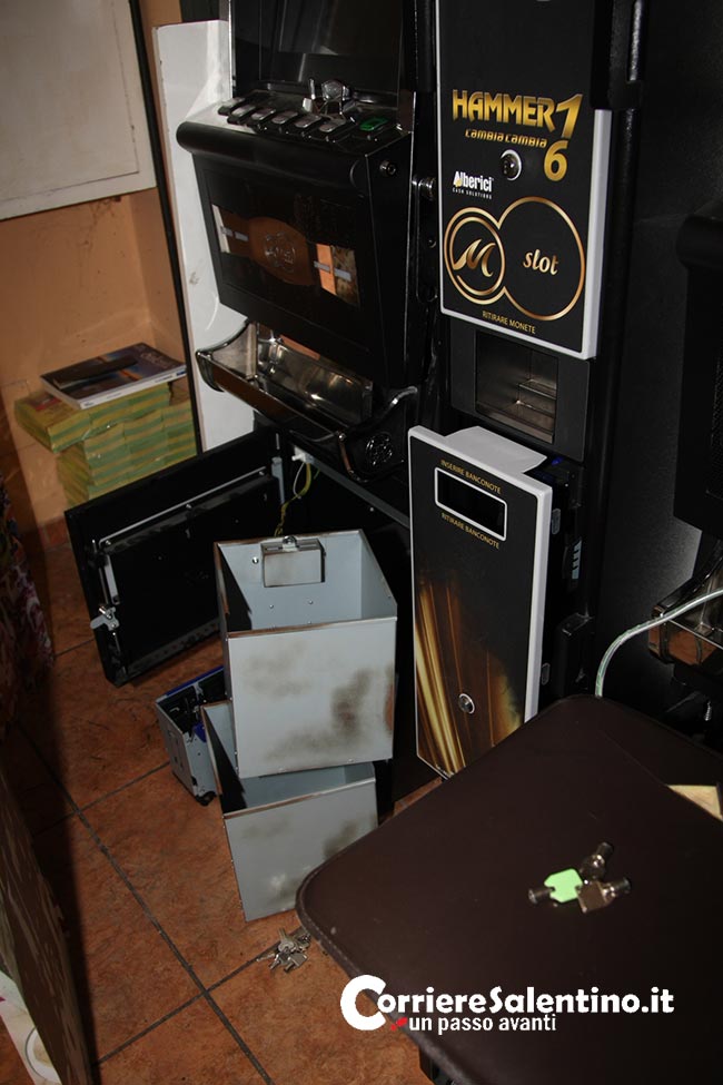 Furto in un bar del centro di Lecce, i ladri entrano da una finestra e svuotano le slots