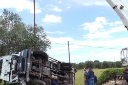 Scoppia pneumatico, autocompattatore si ribalta: tragedia sfiorata sulla Lecce - Campi - Corriere Salentino