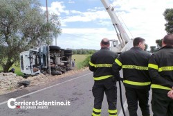 Scoppia pneumatico, autocompattatore si ribalta: tragedia sfiorata sulla Lecce - Campi - Corriere Salentino