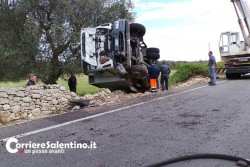 Scoppia pneumatico, autocompattatore si ribalta: tragedia sfiorata sulla Lecce - Campi - Corriere Salentino
