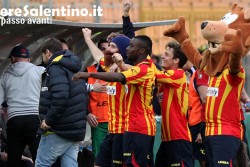 Il Lecce reagisce alle ingiustizie: batte il Benevento con un gol di Papini e rivede i play-off - Corriere Salentino