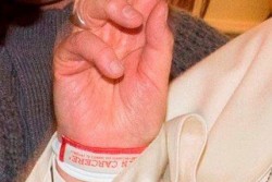 E al polso di Papa Francesco finisce il braccialetto "Made in carcere" - Corriere Salentino