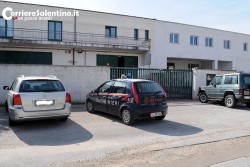 Abbattono il muro col piccone, poi razziano ditta di calzature: rubate quasi mille paia di scarpe - Corriere Salentino