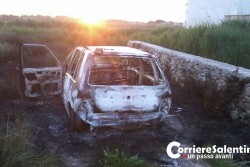 Tenta una rapina in un'alimentari ma viene messo in fuga dal titolare: auto trovata in fiamme nelle vicinanze - Corriere Salentino