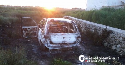 Ritrovata in fiamme Punto rapinata coi massi per strada: indagini in corso - Corriere Salentino