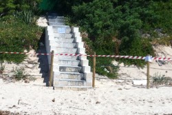 Porto Cesareo: realizza una scala che da casa conduce in spiaggia, denunciato - Corriere Salentino