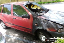 Fiamme danneggiano Fiat Punto, si sospetta il dolo: trovato un accendino - Corriere Salentino