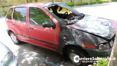 auto-incendiata-a-lecce-(2)