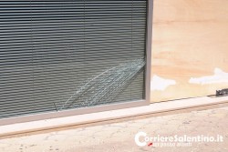 Sfondano vetrata e svaligiano pelletteria, nuovo furto dei "ladri di borse" a Tricase - Corriere Salentino