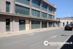 Sfondano vetrata e svaligiano pelletteria, nuovo furto dei "ladri di borse" a Tricase - Corriere Salentino