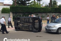 Schianto sul viale, auto ribaltata ed anziano in ospedale - Corriere Salentino