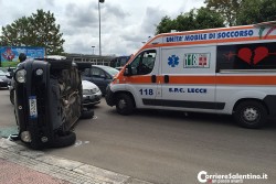 Schianto sul viale, auto ribaltata ed anziano in ospedale - Corriere Salentino