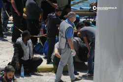 Sbarco nel Capo di Leuca, settanta migranti su barca a vela: arrestati tre scafisti - Corriere Salentino