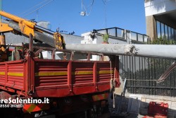 Malore alla guida, camion finisce contro auto in sosta, pali ed abitazione: tragedia sfiorata a Racale - Corriere Salentino