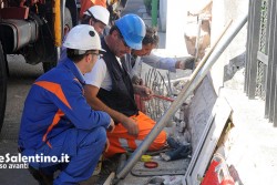 Malore alla guida, camion finisce contro auto in sosta, pali ed abitazione: tragedia sfiorata a Racale - Corriere Salentino