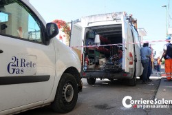 Malore alla guida, camion finisce contro auto in sosta, pali ed abitazione: tragedia sfiorata a Racale - Corriere Salentino