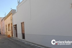 Malore alla guida, camion finisce contro auto in sosta, pali ed abitazione: tragedia sfiorata a Racale - Corriere Salentino