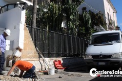 Malore alla guida, camion finisce contro auto in sosta, pali ed abitazione: tragedia sfiorata a Racale - Corriere Salentino