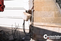 Malore alla guida, camion finisce contro auto in sosta, pali ed abitazione: tragedia sfiorata a Racale - Corriere Salentino