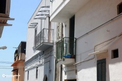 Cade dal terrazzo della sua abitazione e muore dopo un "volo" di sette metri: tragedia a Matino - Corriere Salentino