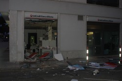 Inseguiti dopo la spaccata al Bancomat, ladri "tagliano la corda" ed abbandonano il bottino - Corriere Salentino