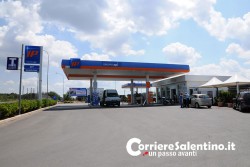 Col muletto sradicano colonnina self-service, "colpo" nell'area di servizio Ip - Corriere Salentino