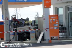 Col muletto sradicano colonnina self-service, "colpo" nell'area di servizio Ip - Corriere Salentino