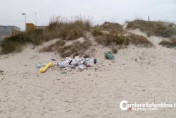 Mare cristallino, ma bagnanti tra i rifiuti: la "triste" cartolina di Torre Chianca - Corriere Salentino