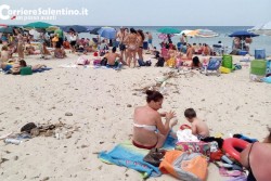 Mare cristallino, ma bagnanti tra i rifiuti: la "triste" cartolina di Torre Chianca - Corriere Salentino