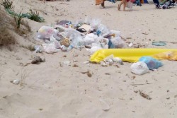 Mare cristallino, ma bagnanti tra i rifiuti: la "triste" cartolina di Torre Chianca - Corriere Salentino