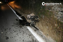 Sorpasso azzardato, 23enne sfonda muro e si ribalta nelle campagne: auto ridotta ad un rottame - Corriere Salentino