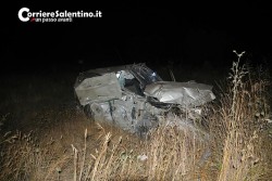 Sorpasso azzardato, 23enne sfonda muro e si ribalta nelle campagne: auto ridotta ad un rottame - Corriere Salentino