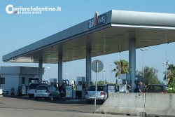 Ladri nel centro commerciale di Cavallino, sradicano colonnina self-service e fuggono su Audi - Corriere Salentino