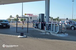 Ladri nel centro commerciale di Cavallino, sradicano colonnina self-service e fuggono su Audi - Corriere Salentino