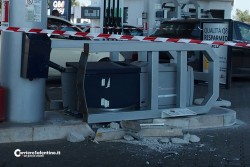 Ladri nel centro commerciale di Cavallino, sradicano colonnina self-service e fuggono su Audi - Corriere Salentino