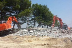 Lotta dura contro l'abusivismo edilizio: demolita struttura a ridosso del mare - Corriere Salentino