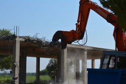 Lotta dura contro l'abusivismo edilizio: demolita struttura a ridosso del mare - Corriere Salentino